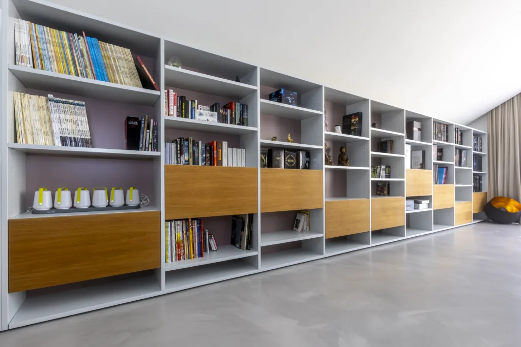 Wall bookcase in natural oak and mineral lacquer