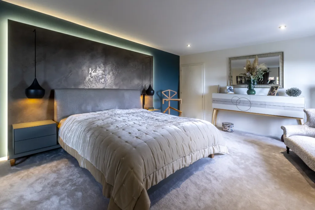 Chambre sur mesure avec tête de lit en cuir d’autruche