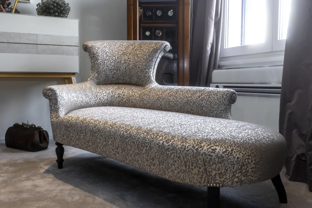 Méridienne d’inspiration classique en tissu haut de gamme, accoudoir sculpté