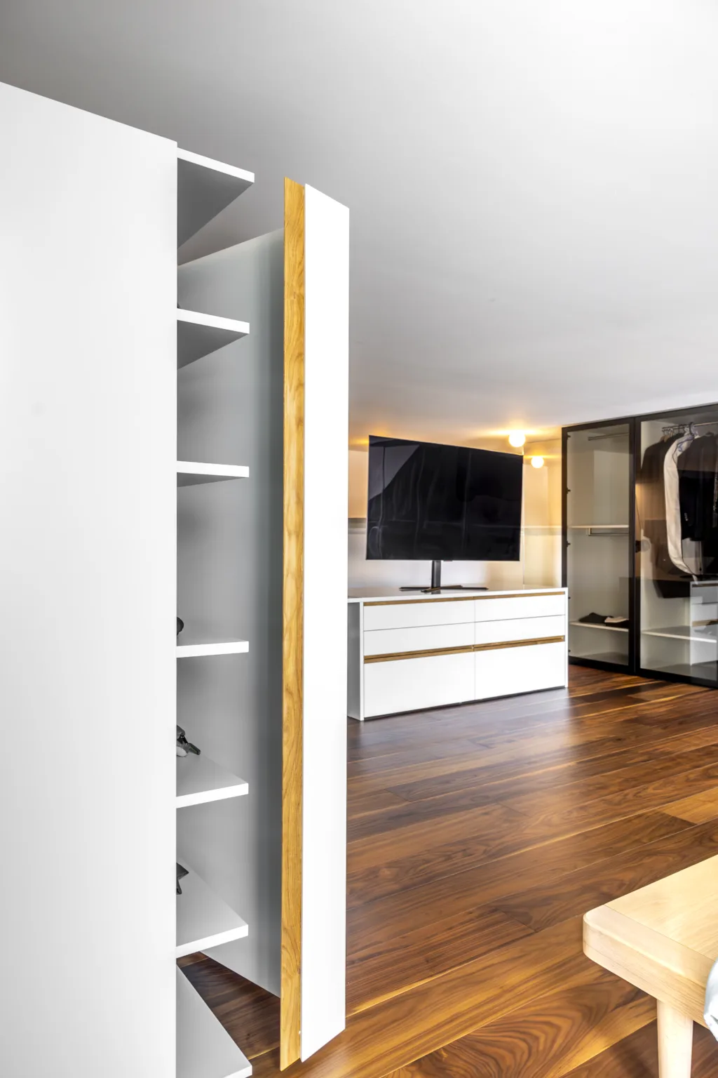 Chambre contemporaine en chêne naturel et laque gris clair, avec dressing intégré aux lignes épurées.