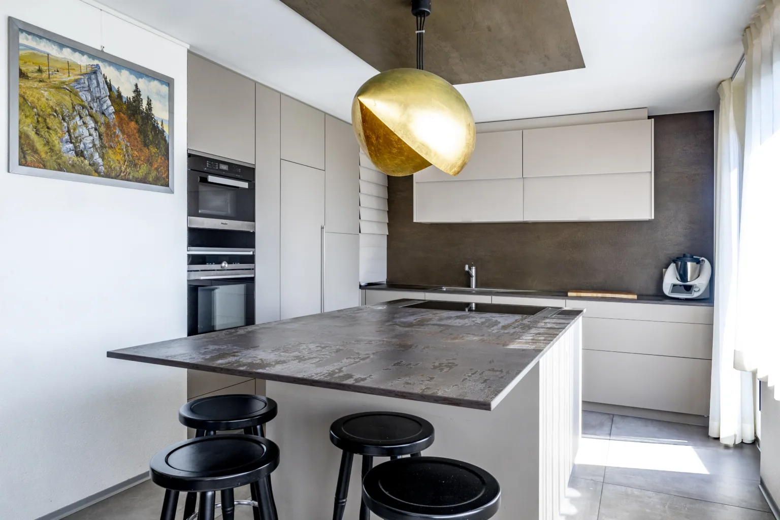 Cuisine blanche et foncée sur mesure