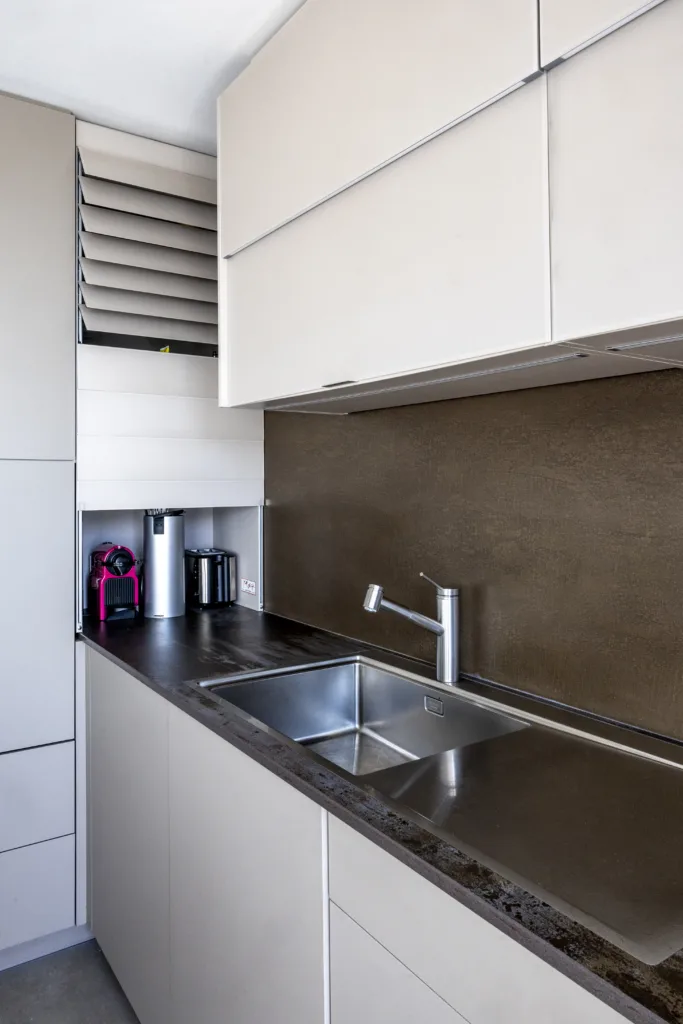 Cuisine sur mesure avec décor mural habillé d’une finition FullMetal – Bronze.