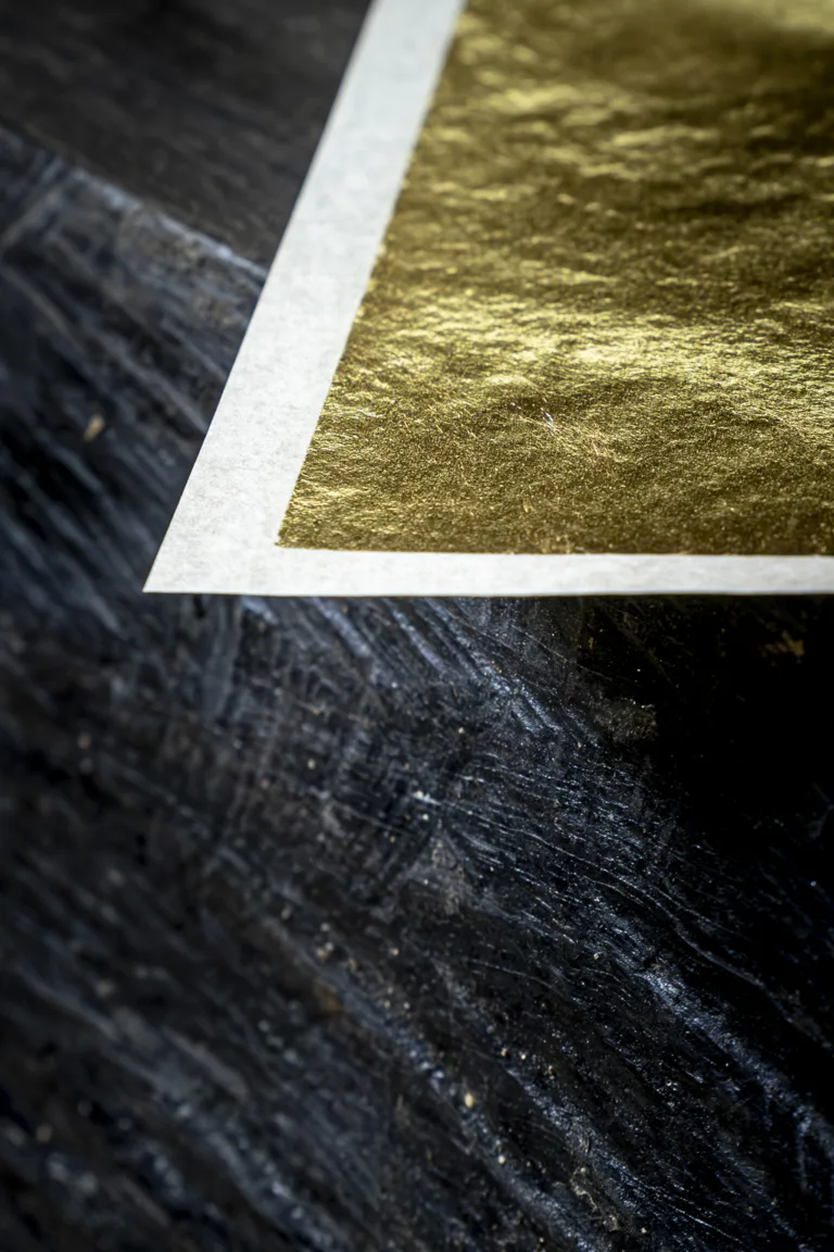 Feuille d'or sur un meuble