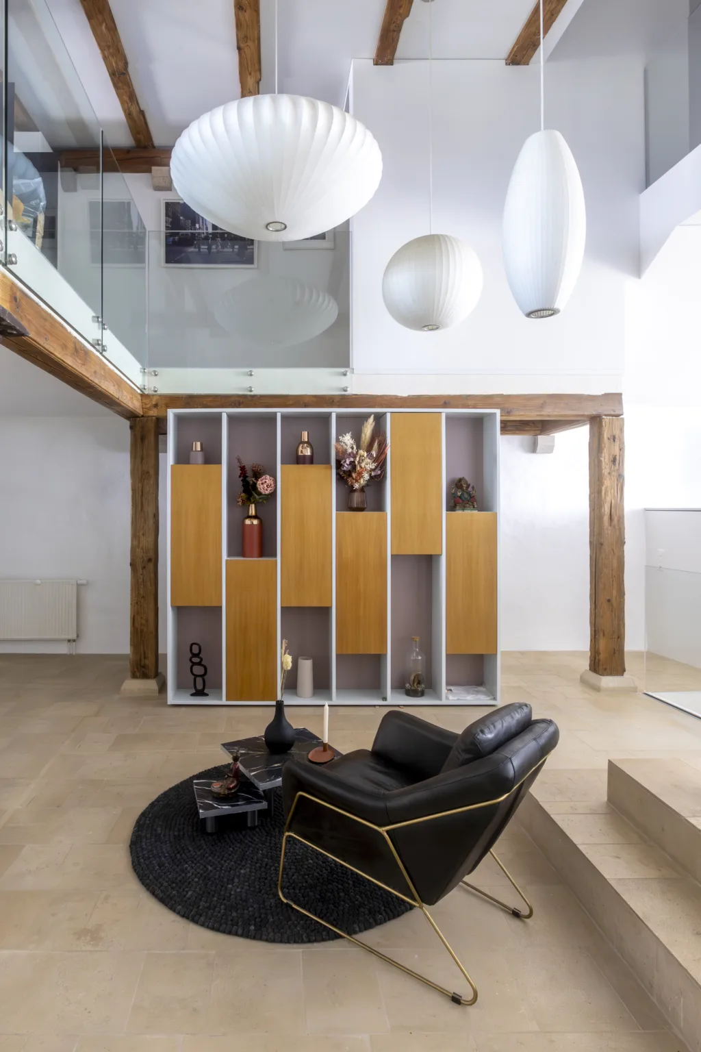 Meuble d’entrée en placage chêne vertical avec fond laqué mauve, design fonctionnel.