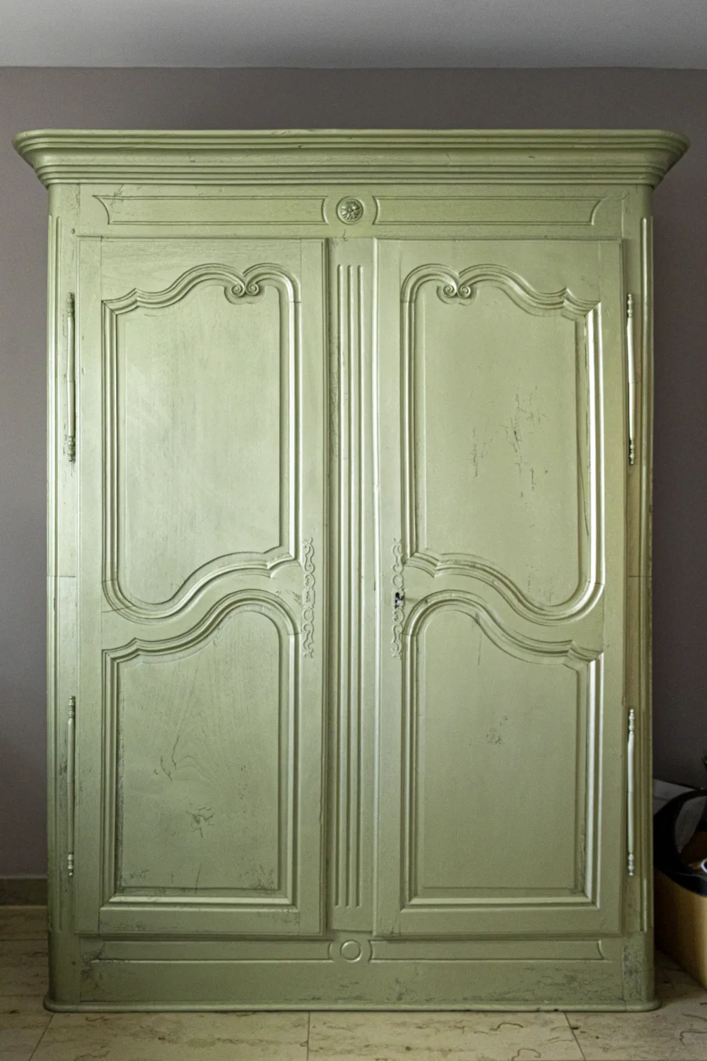 Ancienne armoire en bois sculpté transformée