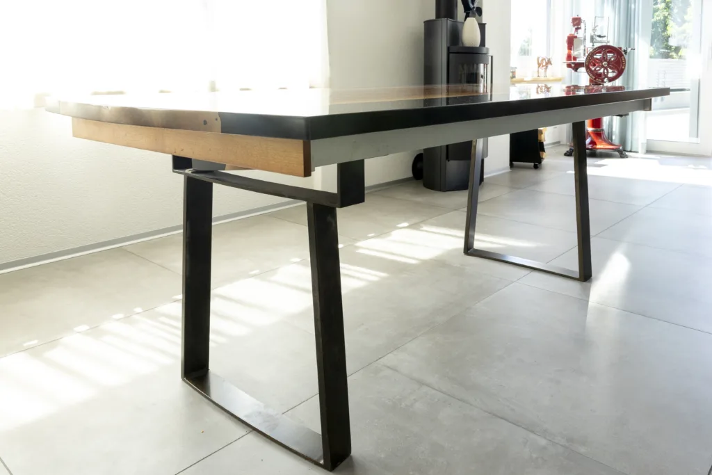 Custom table in resin and wood